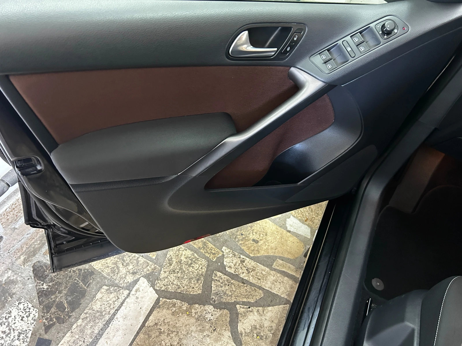 VW Tiguan 2.0TDI 4MOTION, снимка 7 - Автомобили и джипове - 54359788