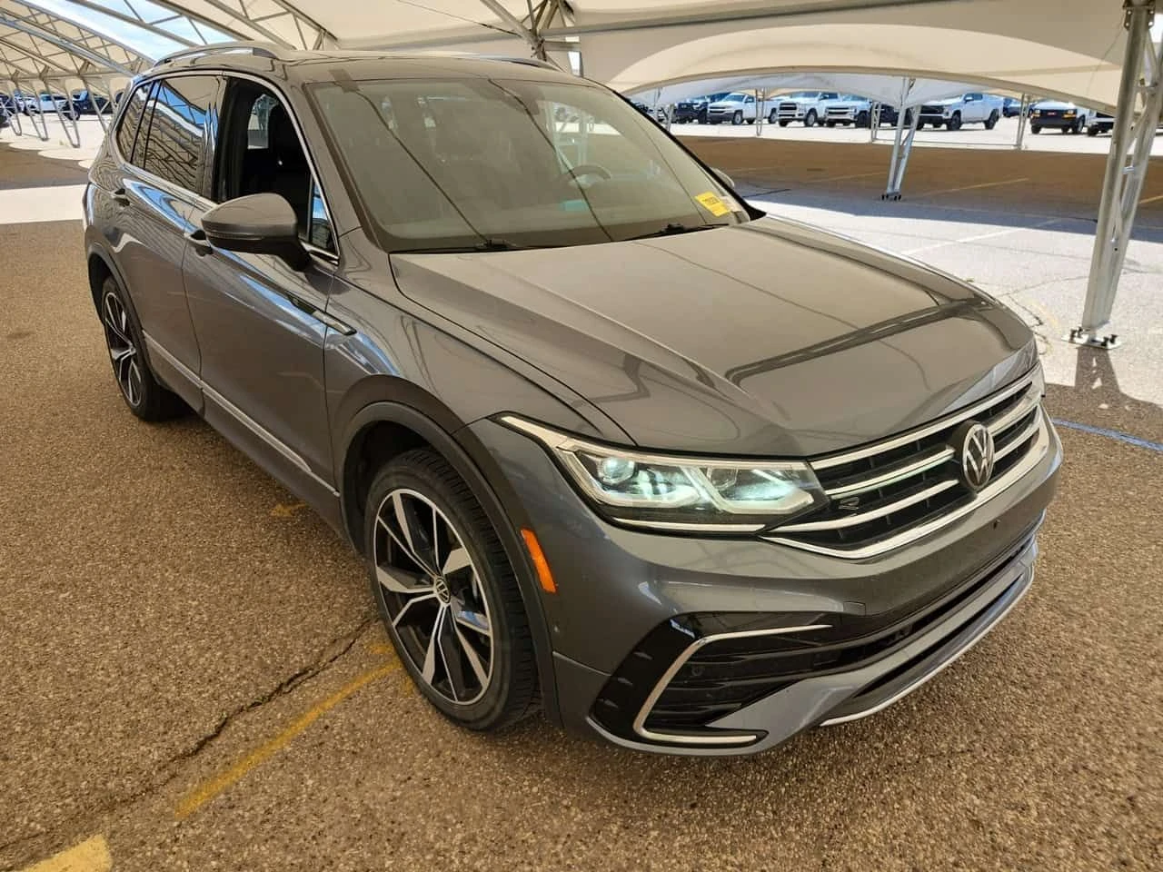 VW Tiguan HIGHLINE R LINE/CARFAX/ФИНАНСИРАНЕ, снимка 2 - Автомобили и джипове - 54974867