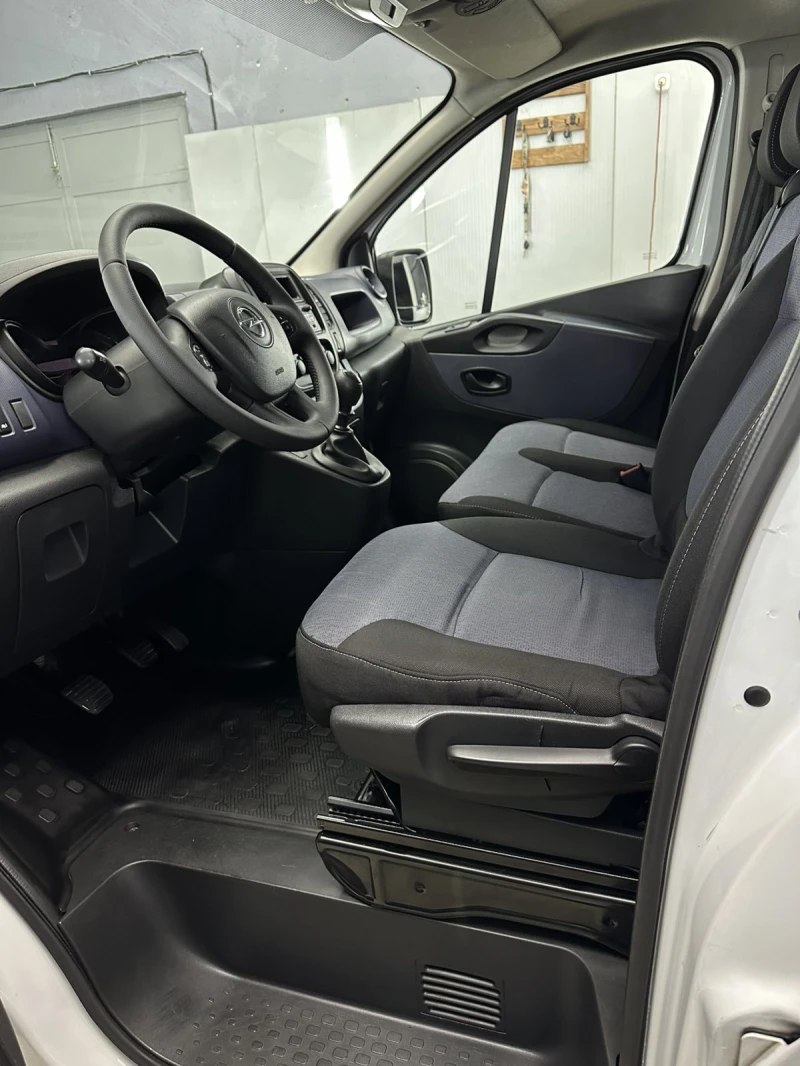 Opel Vivaro, снимка 14 - Бусове и автобуси - 52807594