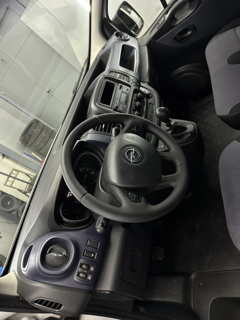Opel Vivaro, снимка 12 - Бусове и автобуси - 52807594
