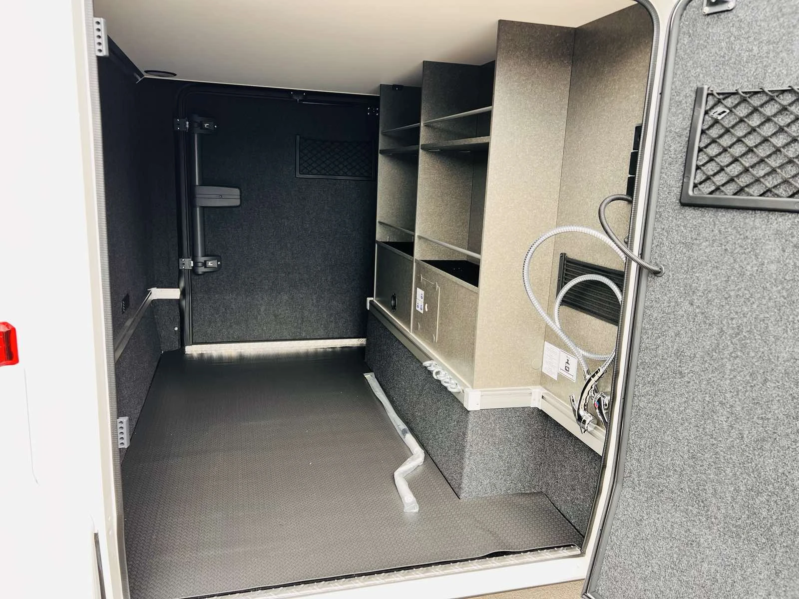 Кемпер HYMER / ERIBA 4x4² MERCEDES 3500 кг. , снимка 8 - Каравани и кемпери - 54653162
