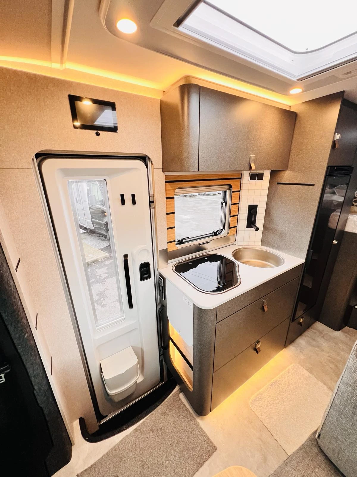 Кемпер HYMER / ERIBA 4x4² MERCEDES 3500 кг. , снимка 11 - Каравани и кемпери - 54653162
