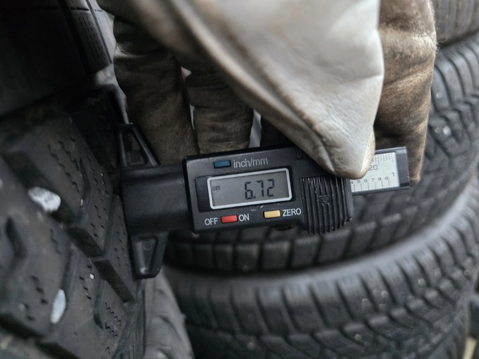 Гуми Зимни 215/65R16, снимка 6 - Гуми и джанти - 56726127