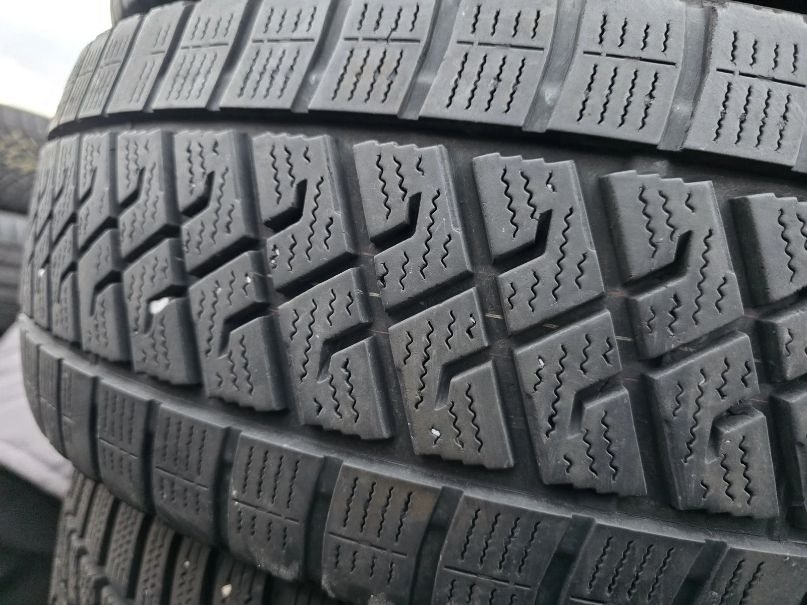 Гуми Зимни 215/65R16, снимка 2 - Гуми и джанти - 56726127