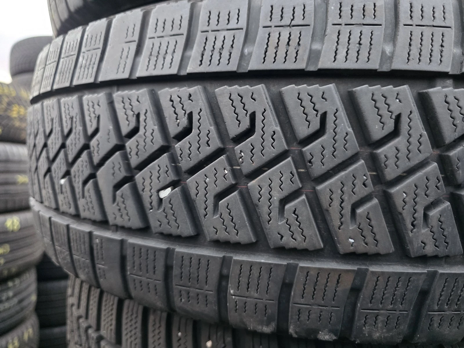 Гуми Зимни 215/65R16, снимка 5 - Гуми и джанти - 56726127