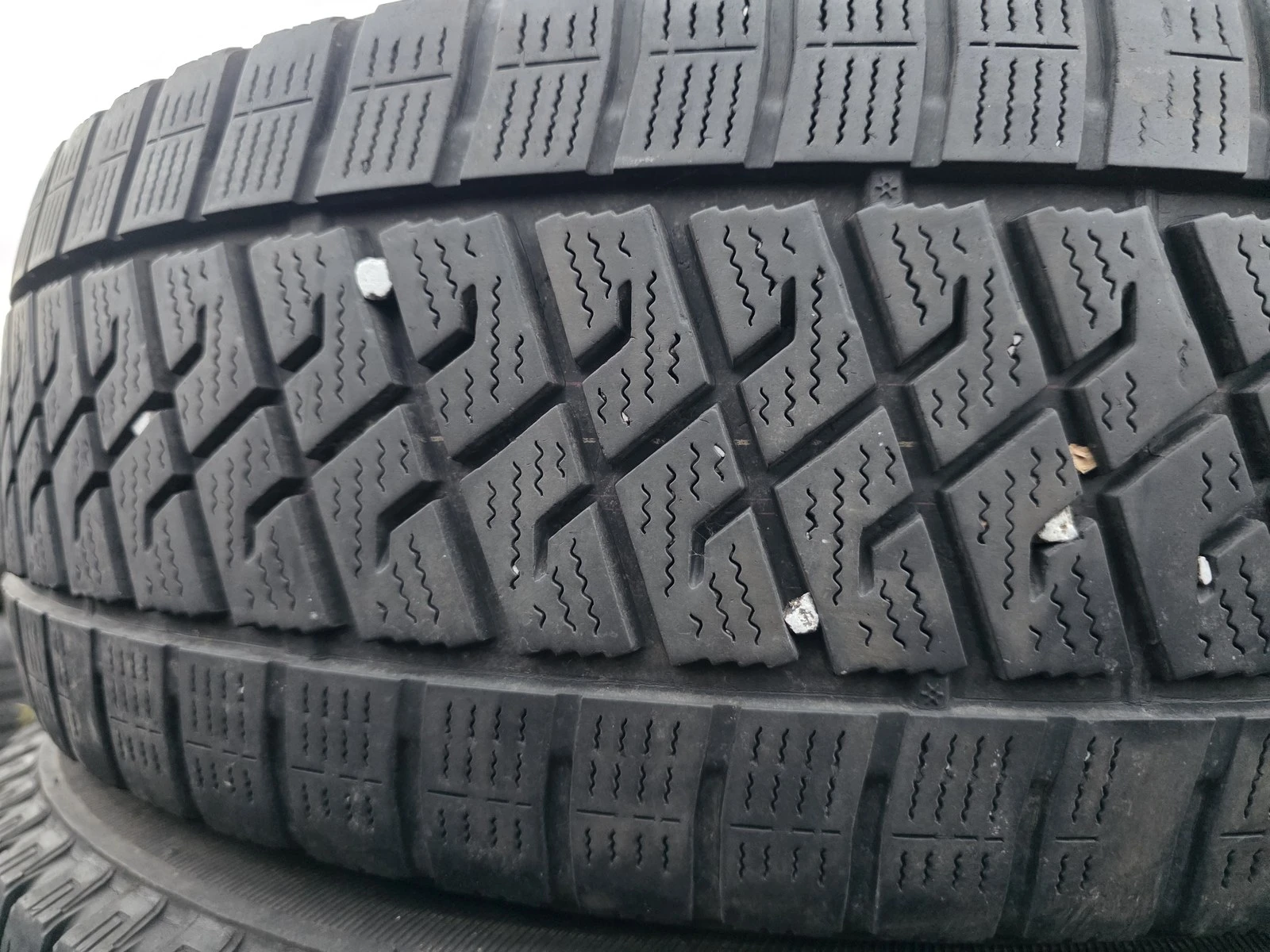 Гуми Зимни 215/65R16, снимка 4 - Гуми и джанти - 56726127