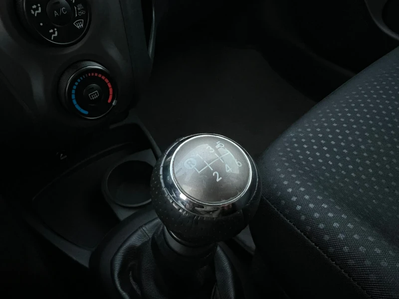 Toyota Yaris 1.33i Facelift ШВЕЙЦАРИЯ, снимка 13 - Автомобили и джипове - 52859524