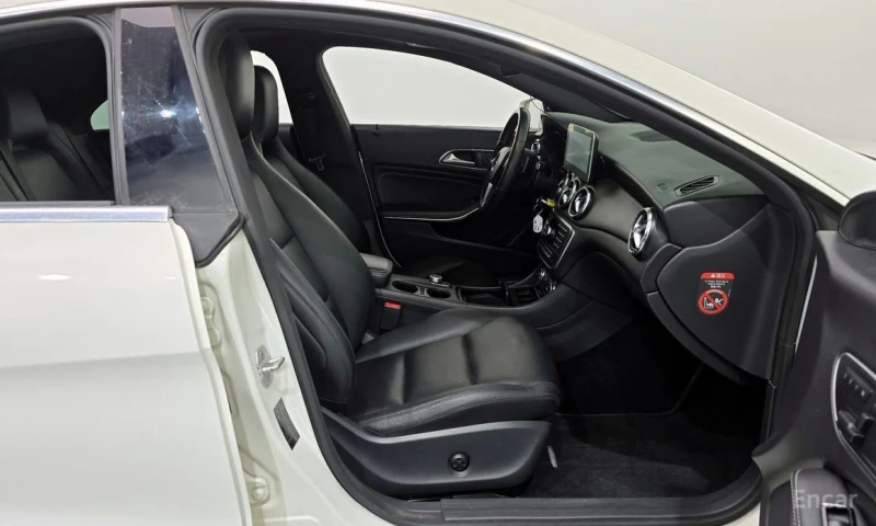 Mercedes-Benz CLA 200, снимка 11 - Автомобили и джипове - 53239668