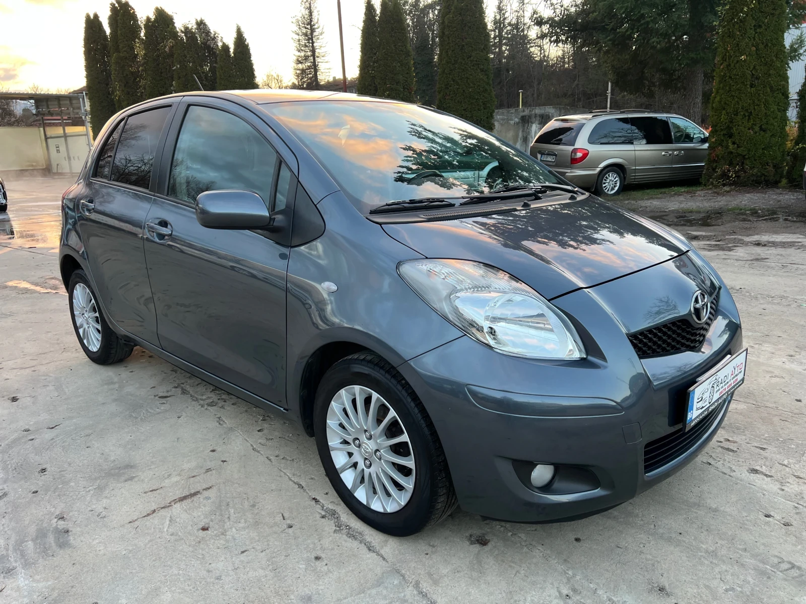 Toyota Yaris 1.33i Facelift ШВЕЙЦАРИЯ - изображение 2