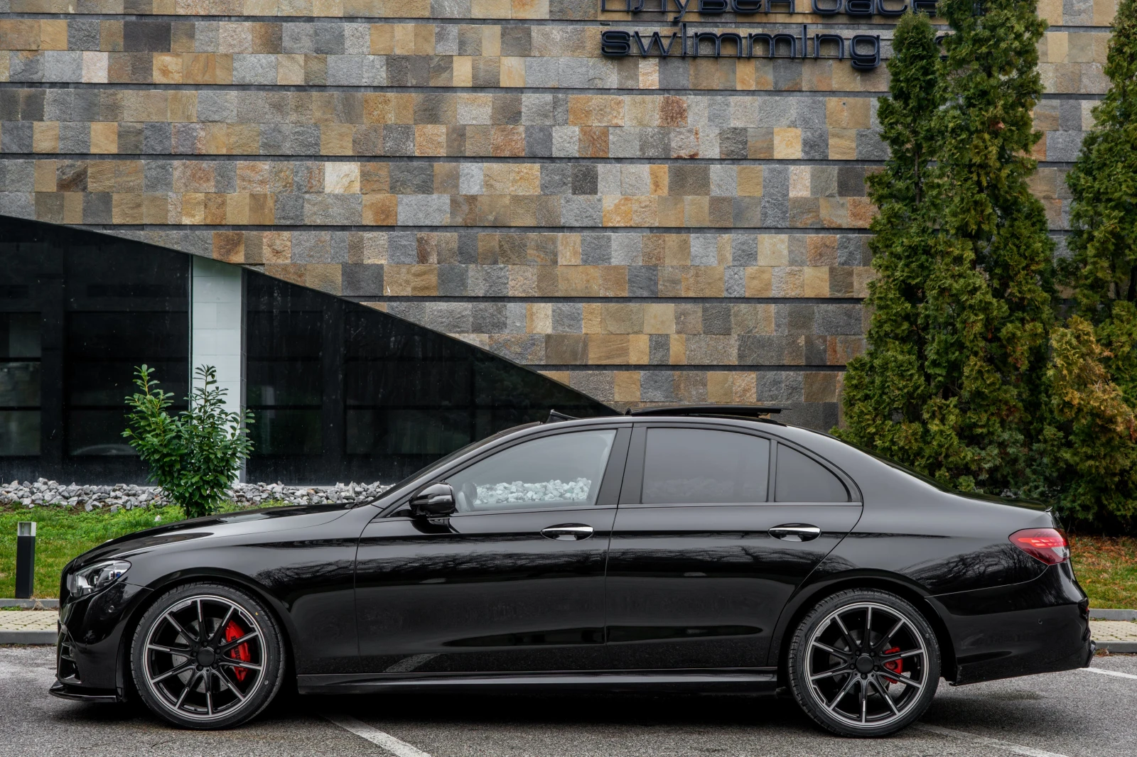 Mercedes-Benz E 220 d* BRABUS BLACK SERIES* PANORAMA* 360CAM* FULL - изображение 2