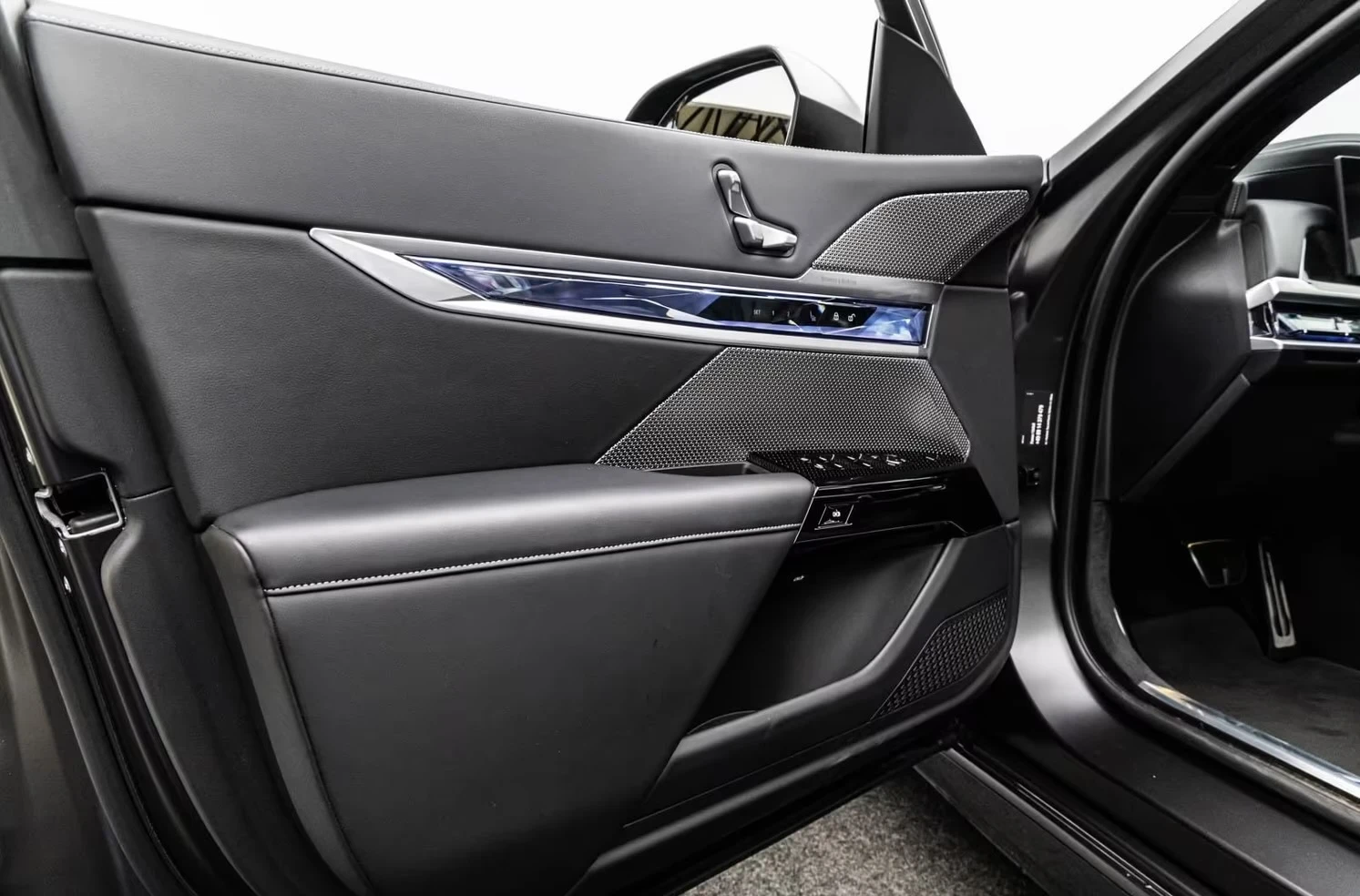 BMW i7 xDrive60 M Sport Pro HUD Pano B&W 21 Massage | Mobile.bg � ����������� 8