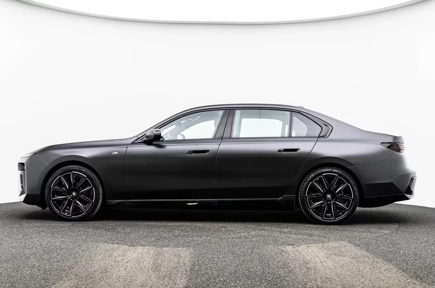 BMW i7 xDrive60 M Sport Pro HUD Pano B&W 21 Massage | Mobile.bg � ����������� 5