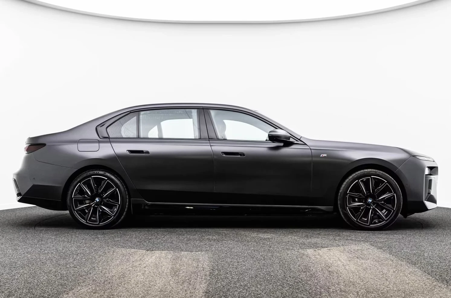 BMW i7 xDrive60 M Sport Pro HUD Pano B&W 21 Massage | Mobile.bg � ����������� 3