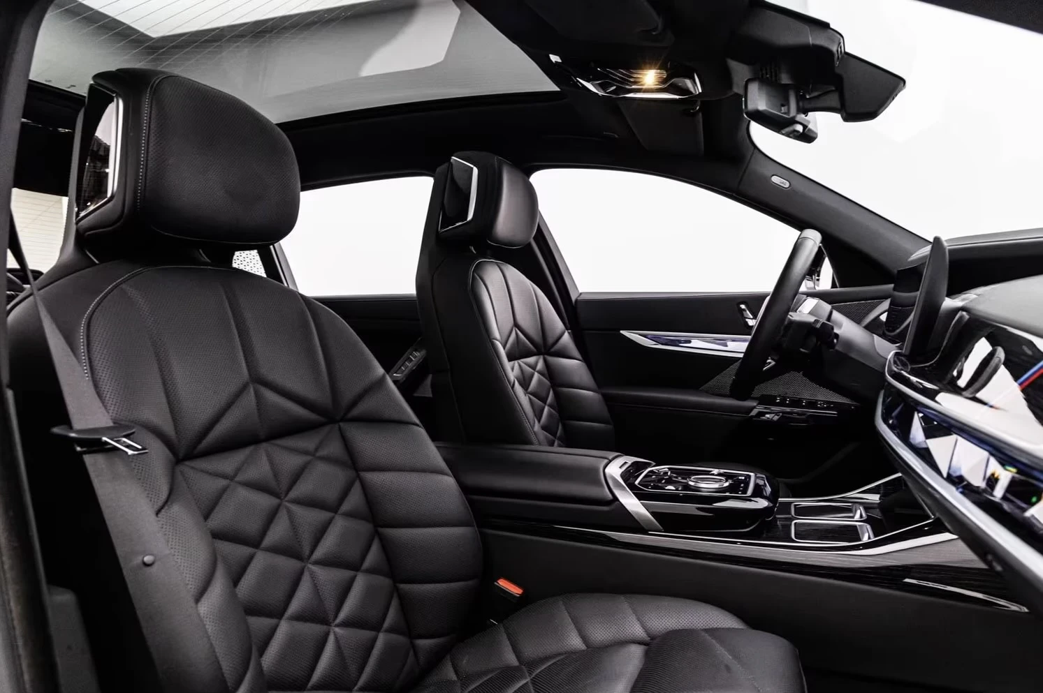 BMW i7 xDrive60 M Sport Pro HUD Pano B&W 21 Massage | Mobile.bg � ����������� 13