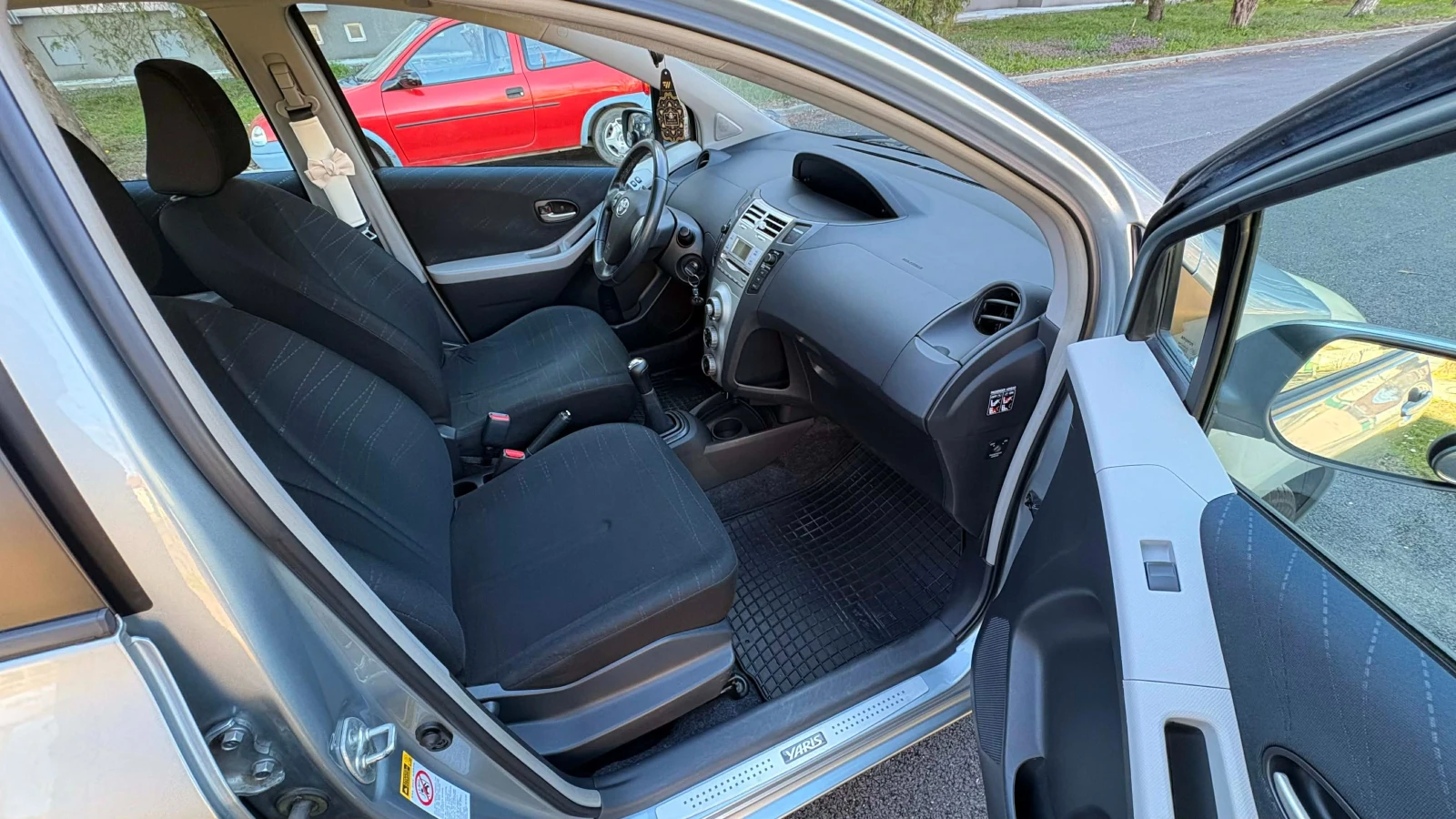 Toyota Yaris, снимка 12 - Автомобили и джипове - 54703701