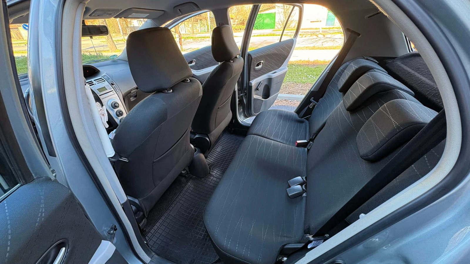 Toyota Yaris, снимка 15 - Автомобили и джипове - 54703701