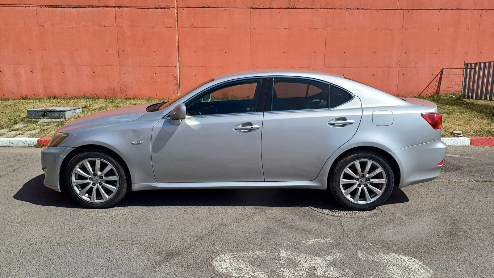 Lexus IS 220d КОЖА, КЛИМА, НАВИ, ПОДГРЕВ, КАМЕРА, ПАРК, АВТОПИЛО, снимка 16 - Автомобили и джипове - 56018171