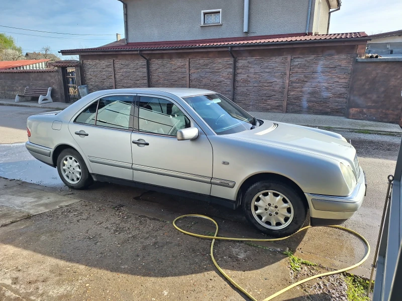 Mercedes-Benz E 200, снимка 12 - Автомобили и джипове - 48526900