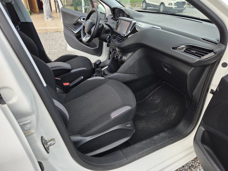 Peugeot 208, снимка 4 - Автомобили и джипове - 52635007