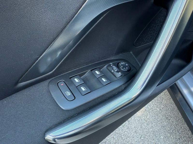 Peugeot 2008 1.2i Turbo, снимка 14 - Автомобили и джипове - 52120443