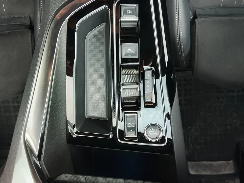 Peugeot 3008 New Line Up GT 1.6 Plug-in HYBRID 4WD 300 e-E, снимка 13 - Автомобили и джипове - 52721617