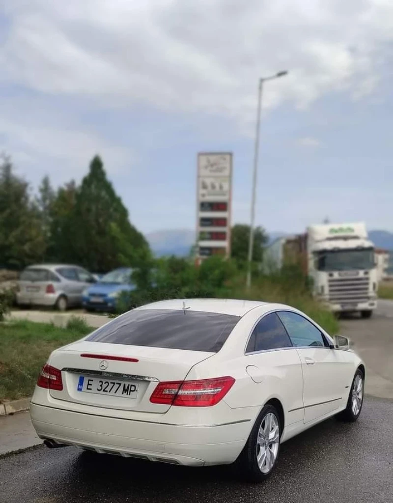 Mercedes-Benz E 220 coupe, снимка 3 - Автомобили и джипове - 48271396