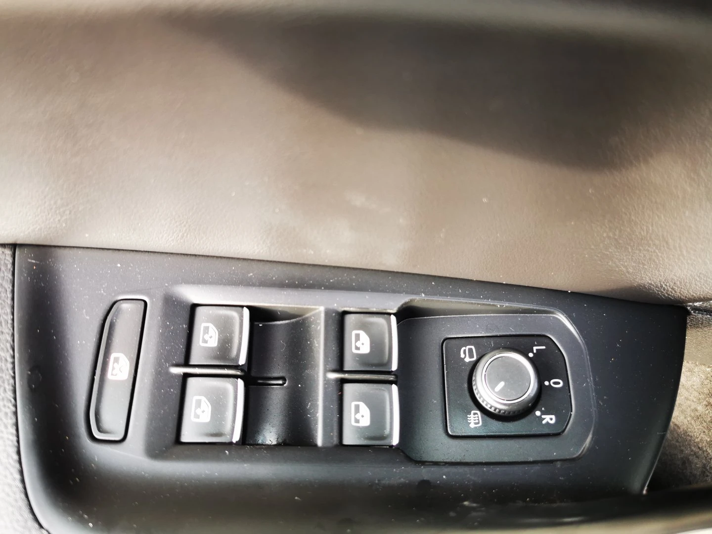 VW Passat 2.0 TDI BMT DSG Highline, снимка 14 - Автомобили и джипове - 53494402