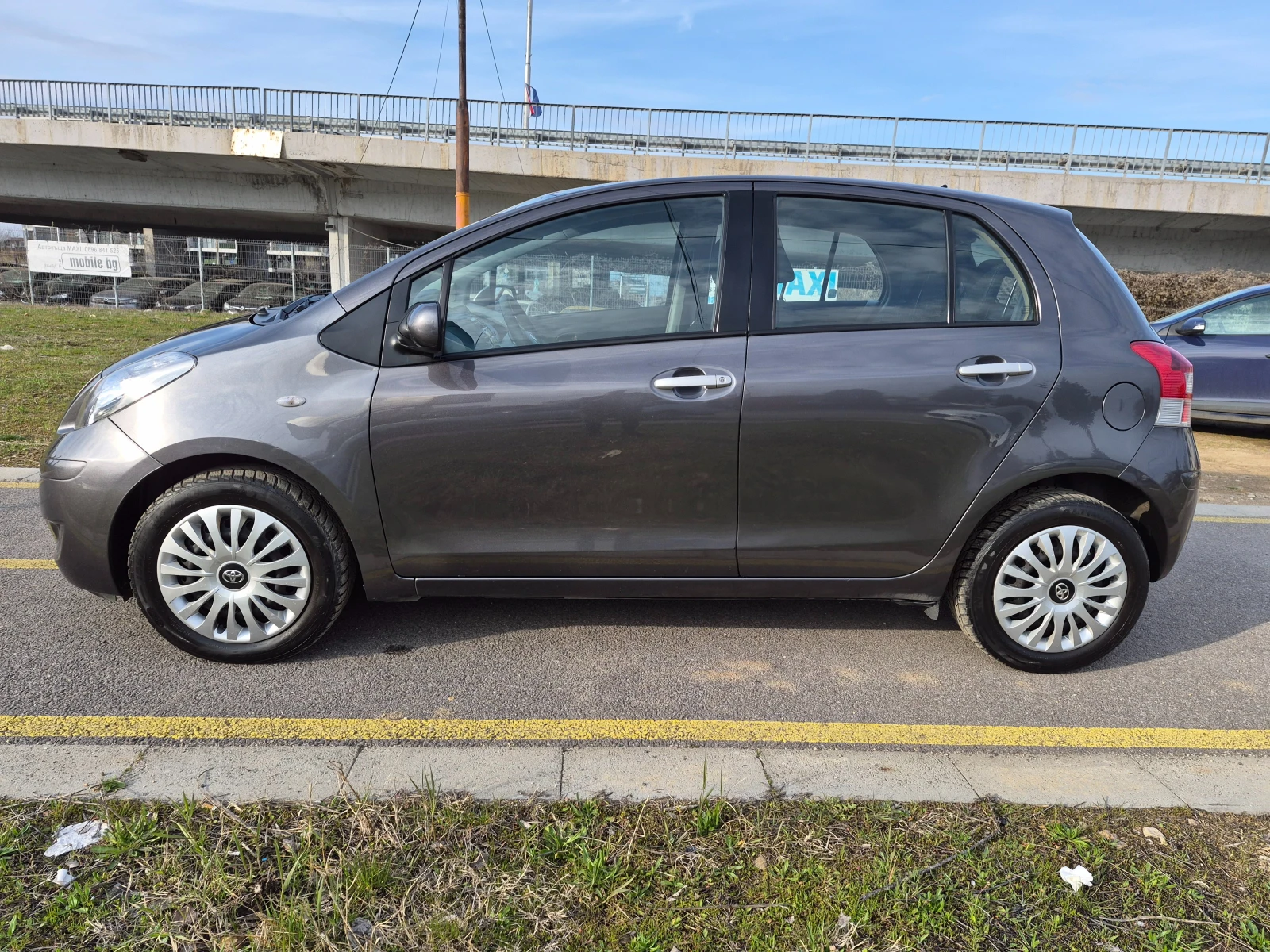 Toyota Yaris 1.3i, снимка 4 - Автомобили и джипове - 54043420