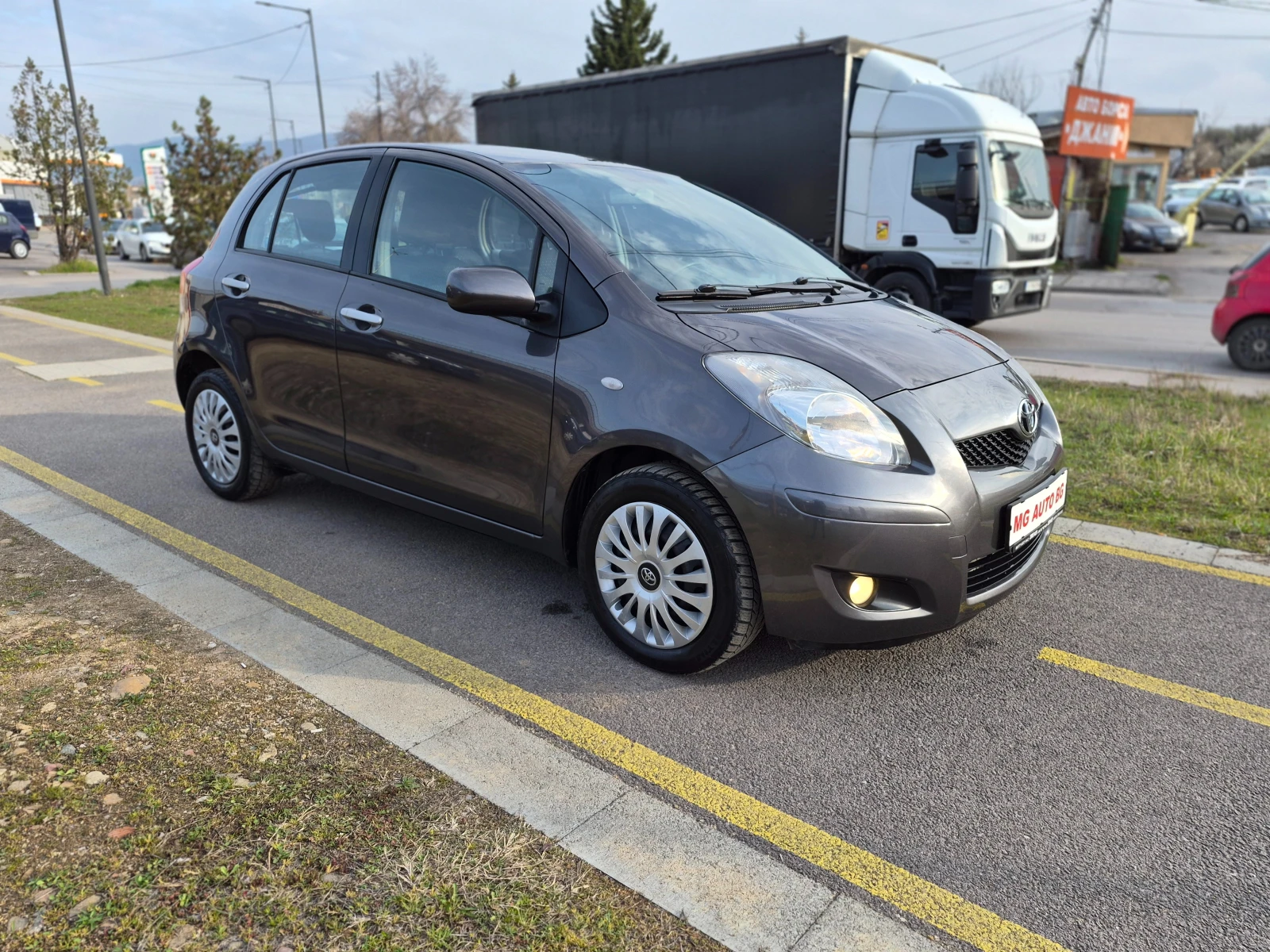 Toyota Yaris 1.3i, снимка 3 - Автомобили и джипове - 54043420