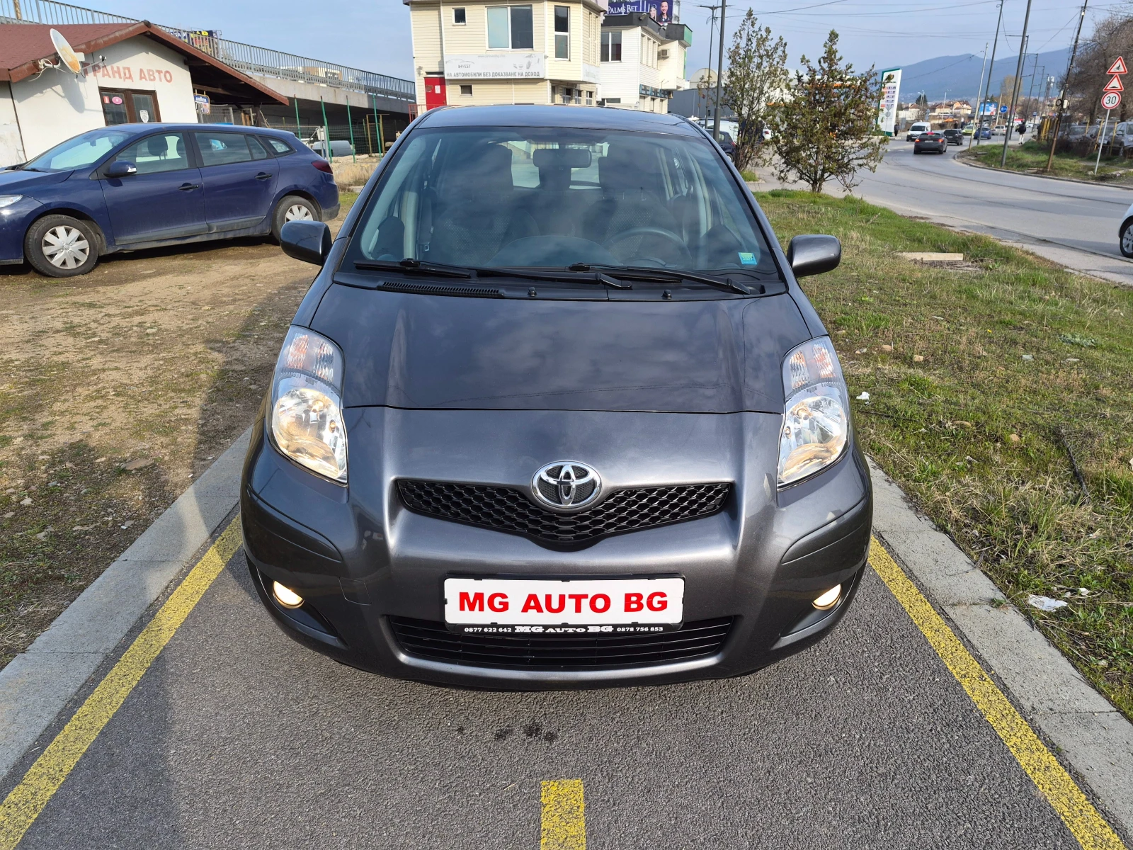 Toyota Yaris 1.3i, снимка 2 - Автомобили и джипове - 54043420