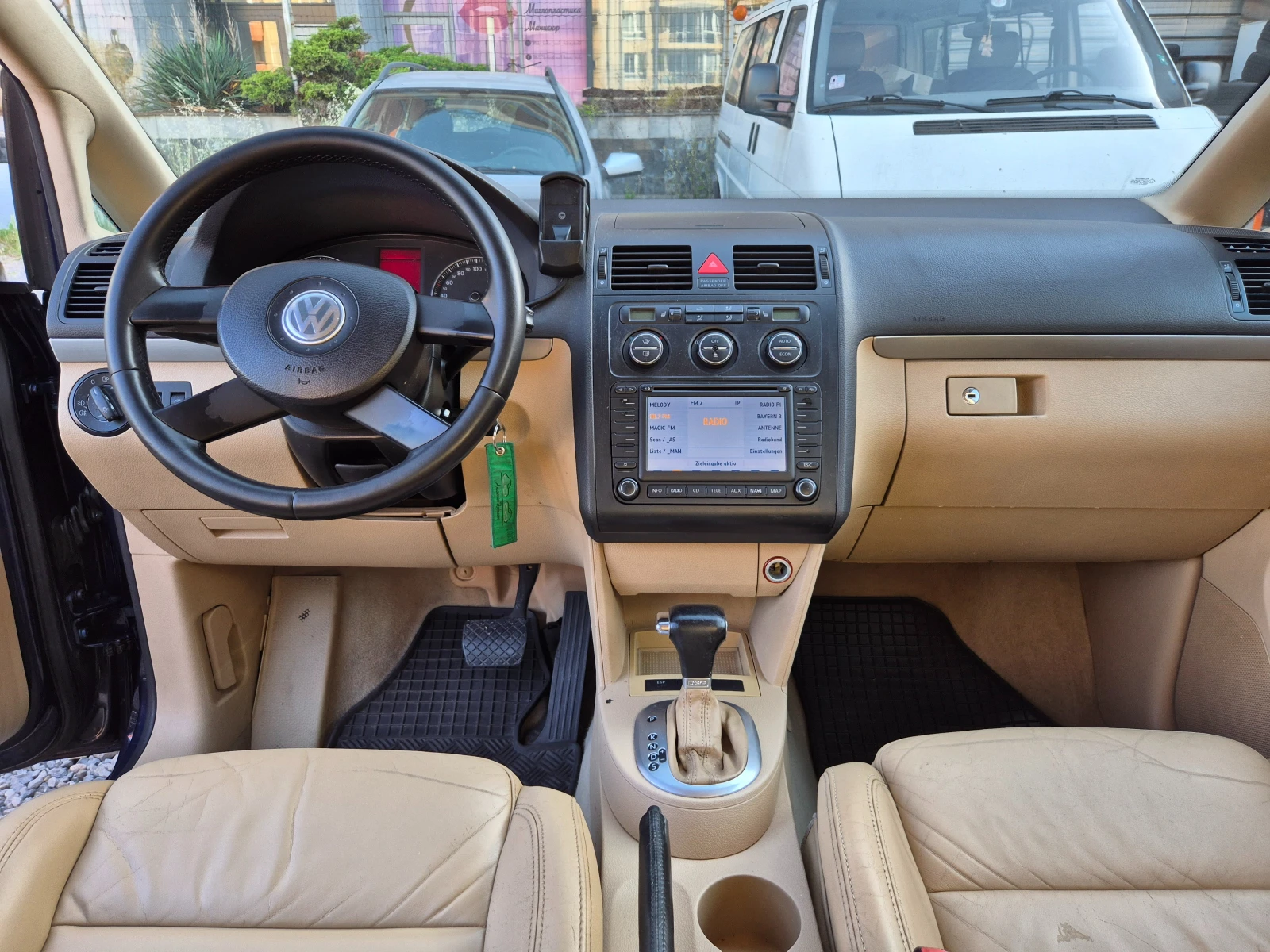 VW Touran, снимка 8 - Автомобили и джипове - 55118091