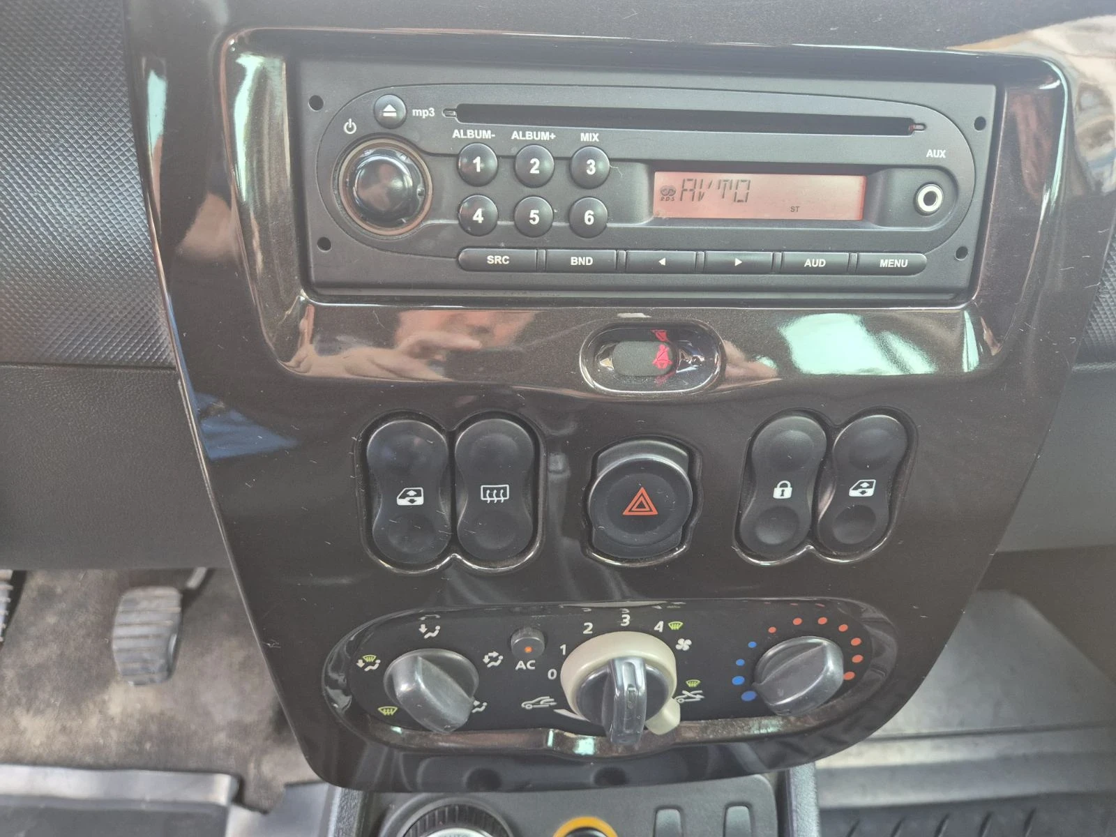 Dacia Duster 1.6 газ 4х4 | Mobile.bg — изображение 11