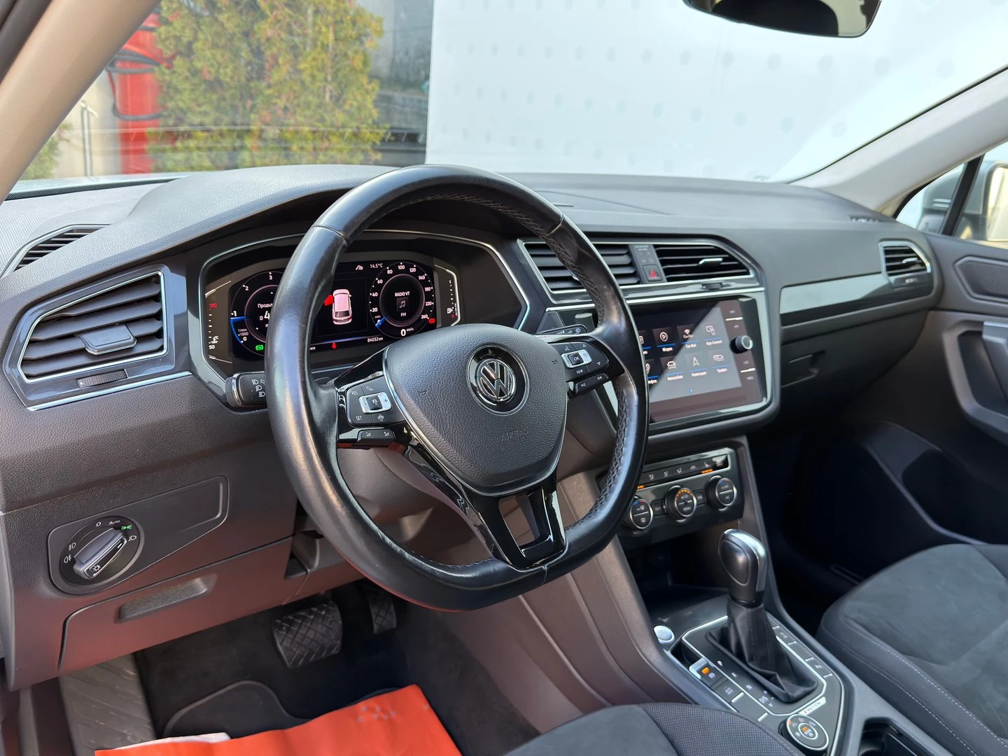 VW Tiguan LWB Highline 2.0TDI 4MOTION BMT, снимка 8 - Автомобили и джипове - 54353583
