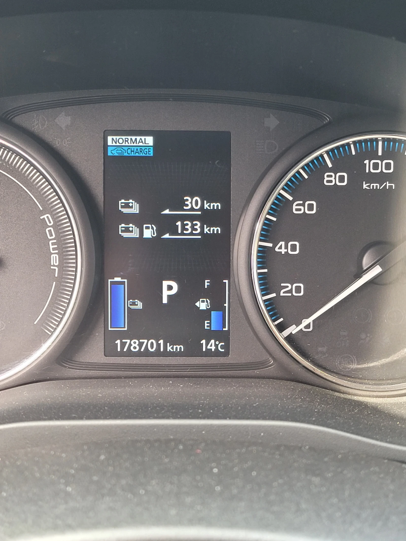 Mitsubishi Outlander 2.0 PLUG IN HYBRID /, снимка 17 - Автомобили и джипове - 53756533