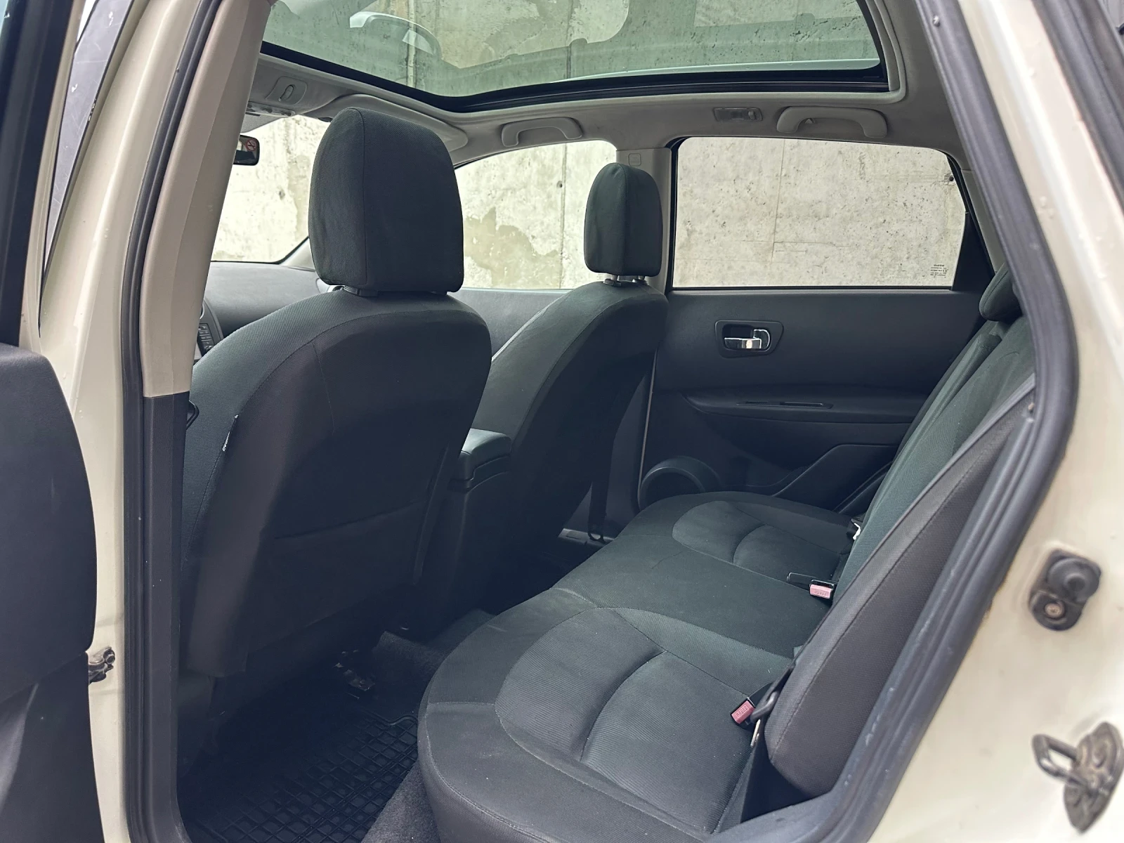 Nissan Qashqai 1.5dci, снимка 13 - Автомобили и джипове - 55940783