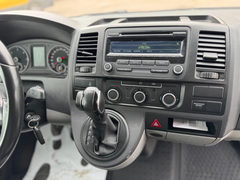 VW Transporter 2.0TDI-AUTOMATIC-ХЛАДИЛЕН-29 , снимка 14 - Бусове и автобуси - 52324799