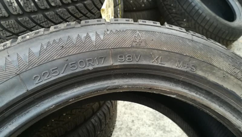 Гуми Зимни 225/50R17, снимка 7 - Гуми и джанти - 26740040