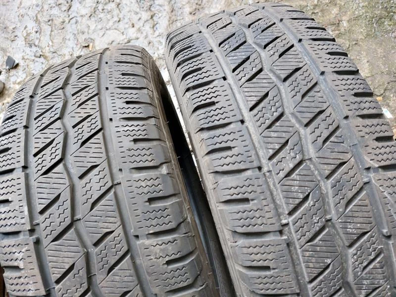 Гуми Зимни 215/65R16, снимка 2 - Гуми и джанти - 35972255