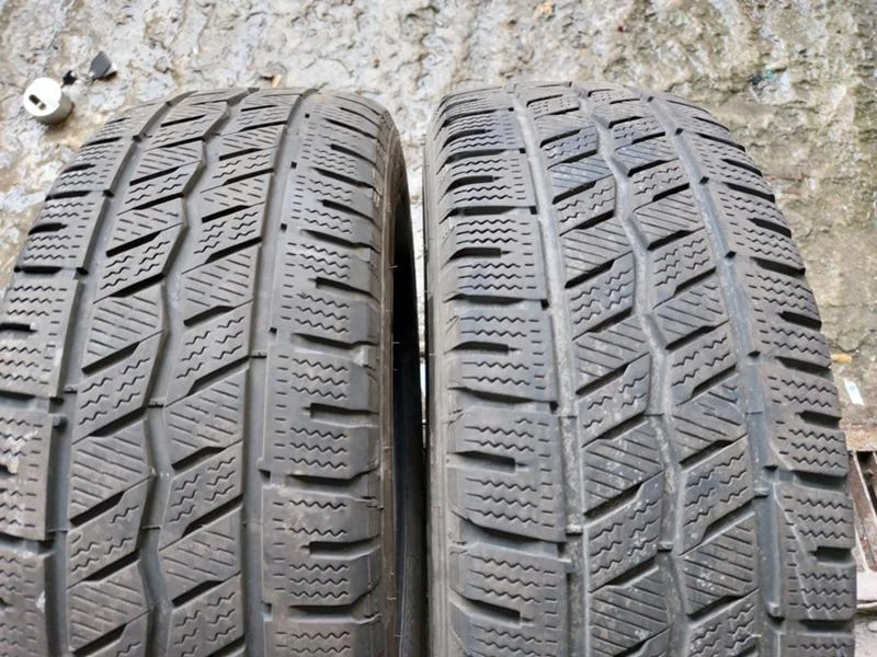 Гуми Зимни 215/65R16, снимка 1 - Гуми и джанти - 35972255