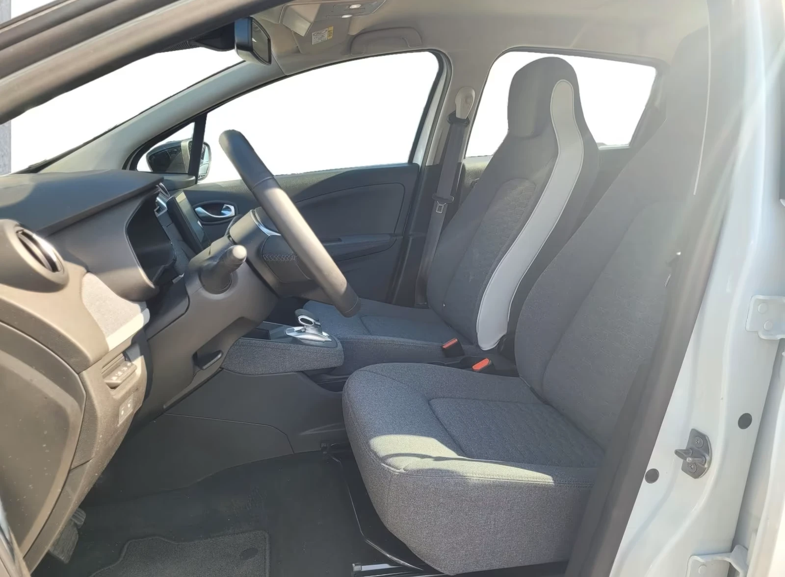 Renault Zoe R 135* 52kWh* E-Tech* LED* CARPLAY* CAMERA* KEYLES, снимка 8 - Автомобили и джипове - 53969895