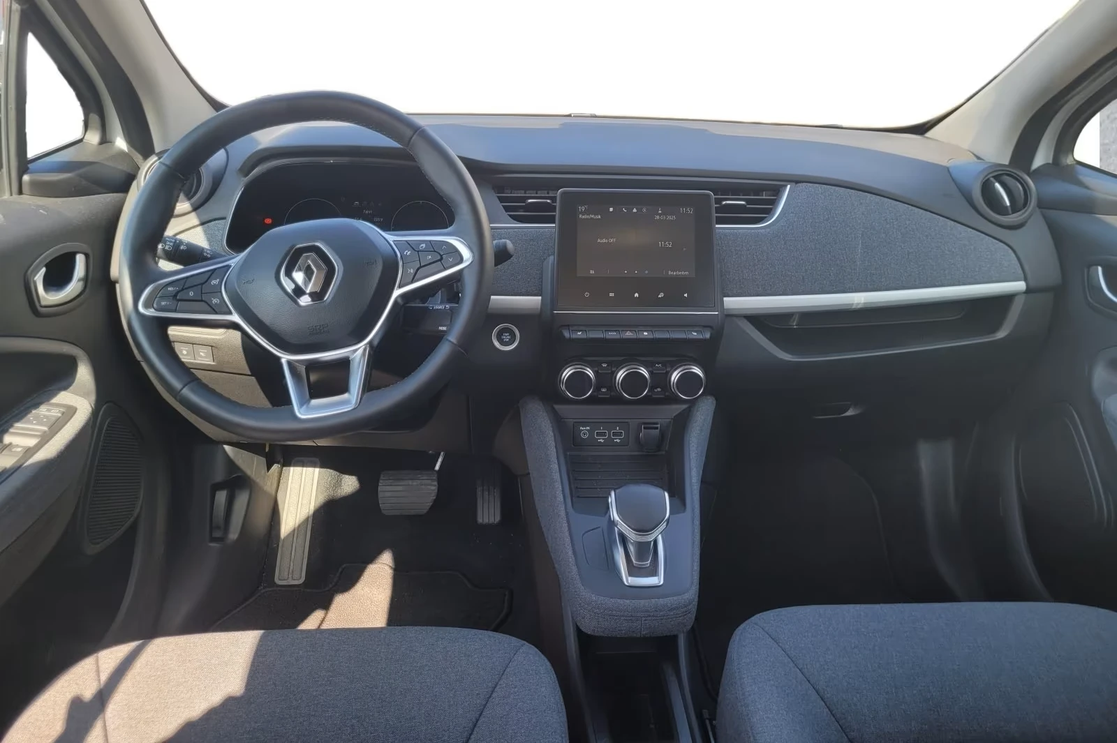 Renault Zoe R 135* 52kWh* E-Tech* LED* CARPLAY* CAMERA* KEYLES, снимка 11 - Автомобили и джипове - 53969895