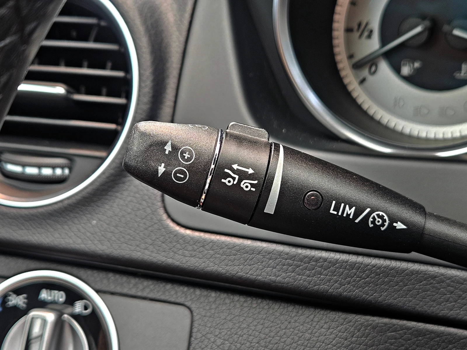 Mercedes-Benz C 300 AMG/4MATIC/GERMANY/DISTR/PANO/ПОДГРЕВ/LANE KEEP/LI, снимка 12 - Автомобили и джипове - 55102676