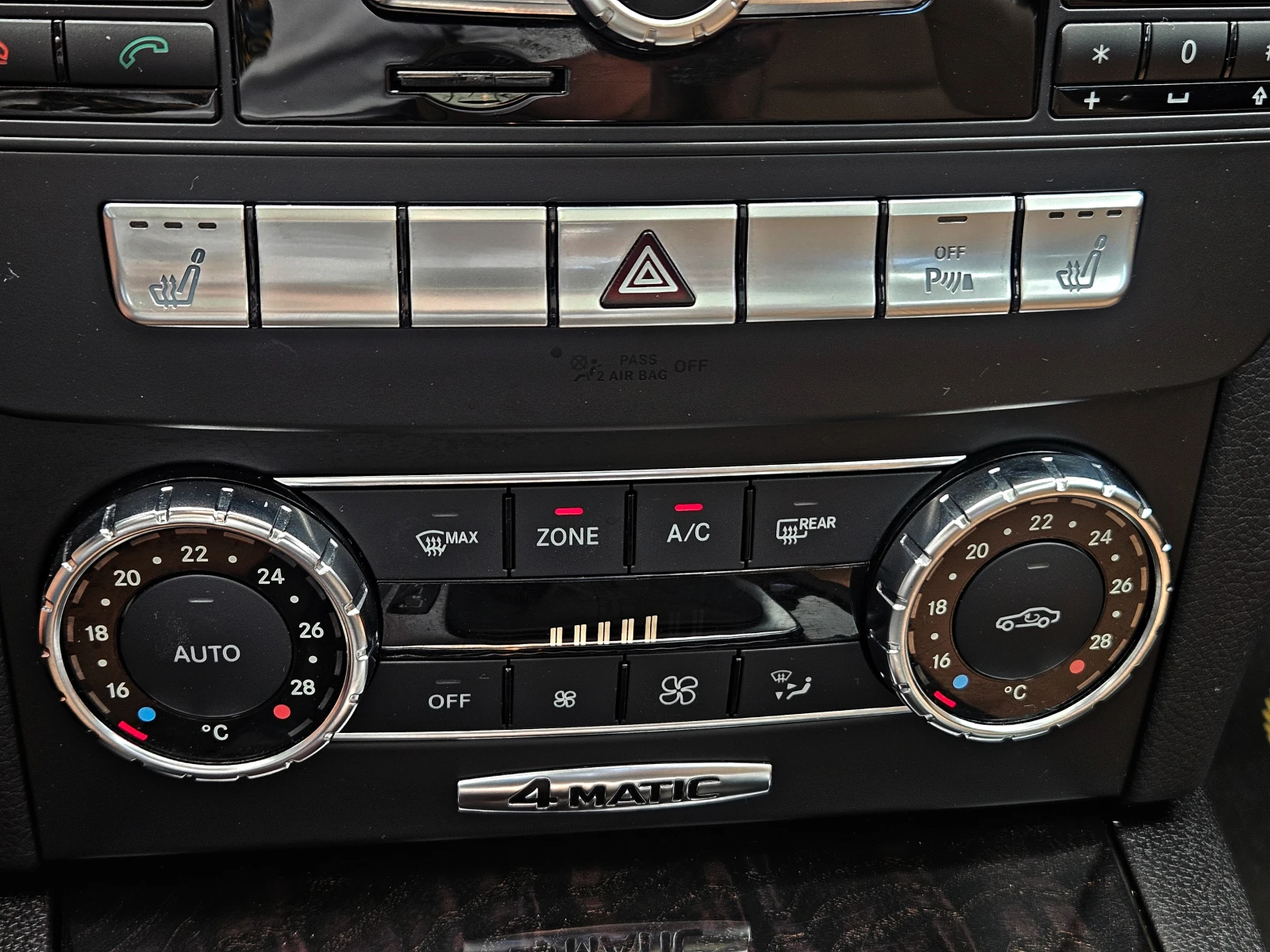 Mercedes-Benz C 300 AMG/4MATIC/GERMANY/DISTR/PANO/ПОДГРЕВ/LANE KEEP/LI, снимка 13 - Автомобили и джипове - 55102676