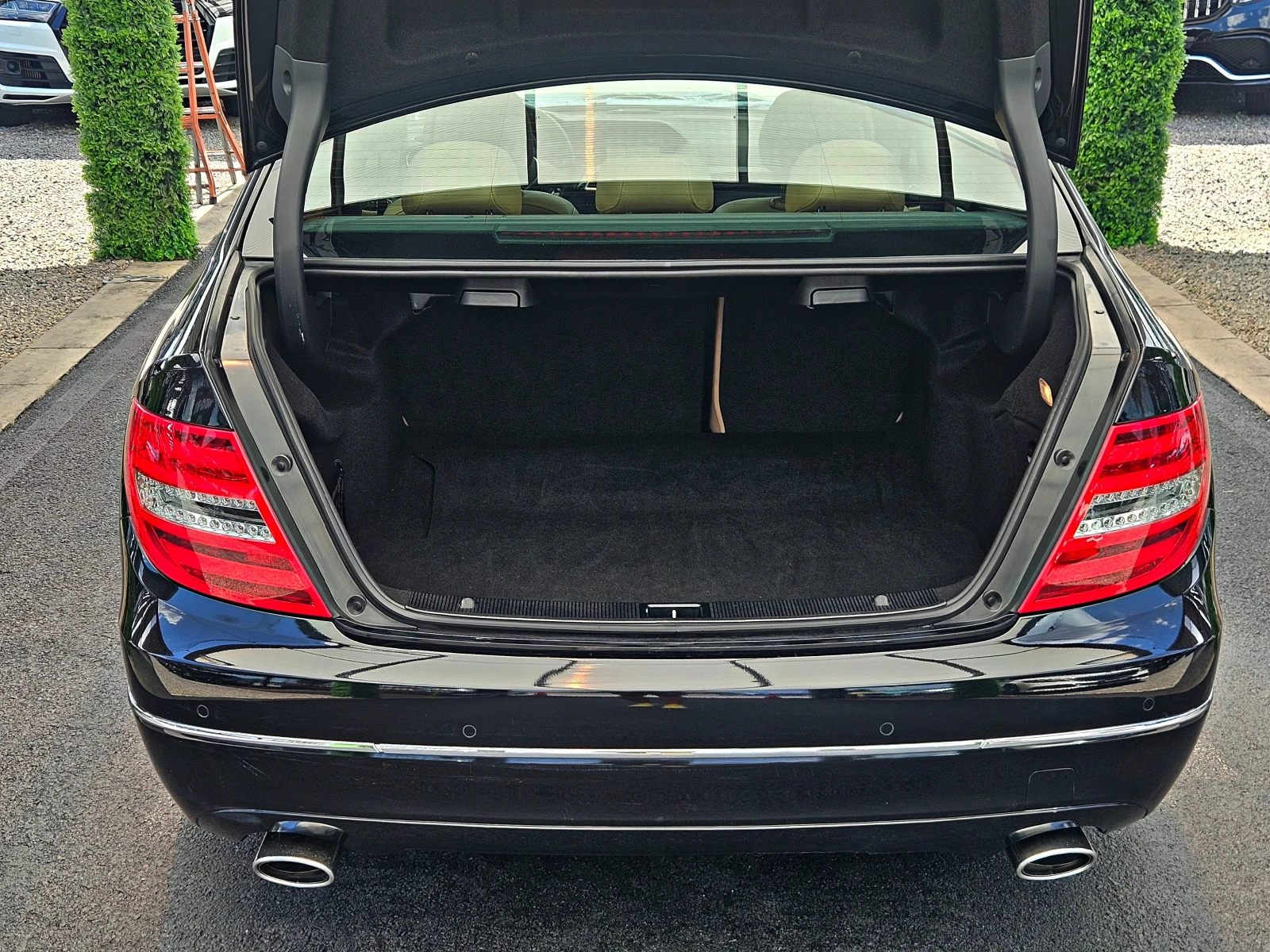 Mercedes-Benz C 300 AMG/4MATIC/GERMANY/DISTR/PANO/ПОДГРЕВ/LANE KEEP/LI, снимка 8 - Автомобили и джипове - 55102676