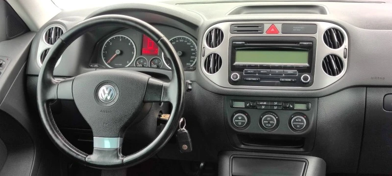 VW Tiguan 2.0TDI* 4-Motion* , снимка 11 - Автомобили и джипове - 45798080