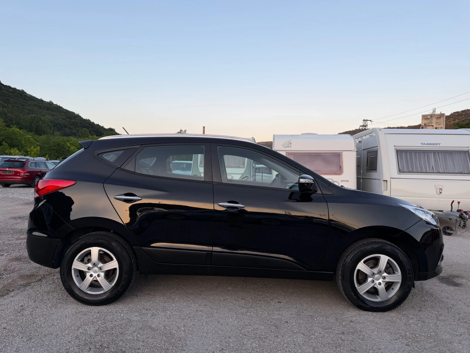 Hyundai IX35 1.7CRDI КОЖА/ПОДГРЕВ/ПАРКТРОНИК/КЛИМАТРОНИК, снимка 2 - Автомобили и джипове - 54811476