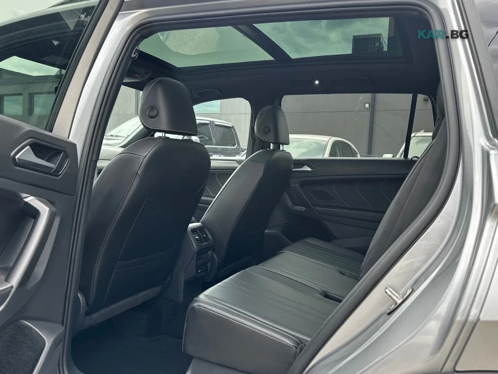 VW Tiguan 4MOTION* RLINE* ПАНОРАМА* ПОДГРЕВ* КАМЕРА* KEYLESS, снимка 12 - Автомобили и джипове - 55030003