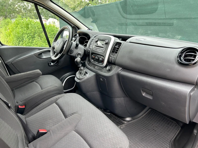 Opel Vivaro, снимка 13 - Бусове и автобуси - 48128135