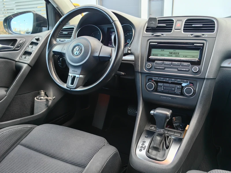 VW Golf 1.6 110к.с, снимка 8 - Автомобили и джипове - 49534837