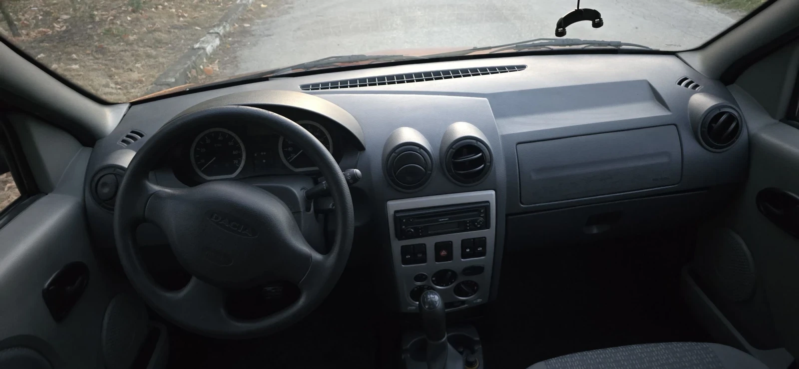 Dacia Logan 1.6i, 7местен - изображение 9